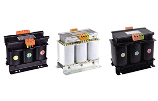 我公司多年来采用优质材料和先进的工艺技术专业生产160VA到100kVA之间，QZSG系列三相伺服变压器，是参照国外同类产品最新研制开发数控系统用变压器，能替代西门子公司4AP、4AU系列变压器，产品符合VDE0550、IEC439、JB/T5555 GB5226等国际、国家标准。 QZSG系列三相伺服变压器广泛适用于交流50～60Hz，输入、输出电压不超过500V的各种三相供电场合。 