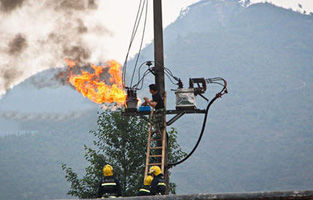 上一篇文章麻豆激情视频电气为大家整理了“变压器起火的原因”，今天在说下变压器起火后的处理方法，电气火灾在没有切断电源的情况下切记不能用水施救哦！