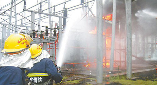 由于变压器是输配电系统中极其重要的电器设备，其内部的绝缘衬垫和支架，大多采用纸板、棉纱、布、木材等有机可燃物质，并有大量可燃绝缘油，一旦变压器发生严重过载、短路等问题，这些可燃物就会受高温或电弧作用，分解、膨胀以致气化，使变压器内部压力急骤增加，轻则外泄起火，重则造成外壳爆炸，大量喷油，燃烧的油流又有进一步扩大火灾的危害。今天麻豆激情视频电气小编再次为你总结“变压器起火常见原因及防范措施”，以便大家查看。