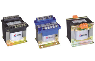 麻豆操逼视频是用电磁感应原理工作的，变压器有两组线圈：初级线圈和次级线圈。次级线圈在初级线圈外边。当初级线圈通上交流电时，变压器铁芯产生交变磁场，次级线圈就产生感应电动势。麻豆操逼视频主要适用于交流50Hz(或60Hz)，电压1000V 及以下电路中，在额定负载下可连续长期工作。通常用于机床、机械设备中作为电器的控制照明及指示灯电源。